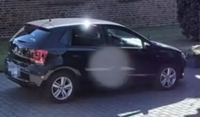 Nach dem Fund einer getöteten 73-Jährigen im Waldstück Essehofer Holz fahndet die Polizei Wolfsburg nach dem Auto der Frau. Gesucht wird ein schwarzer VW Polo mit Anhängerkupplung und Kratzer am rechten hinteren Kotflügel. | Foto: Polizei Wolfsburg