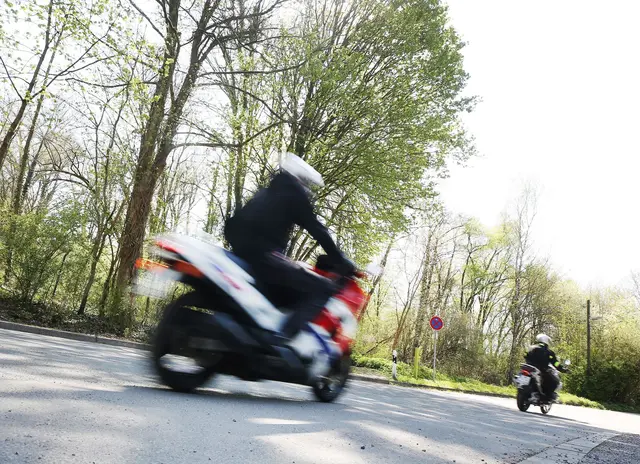 Die beiden Biker werden von Sanitätern in ein Krankenhaus gebracht. (Symbolbild) | Foto: Roland Weihrauch/dpa