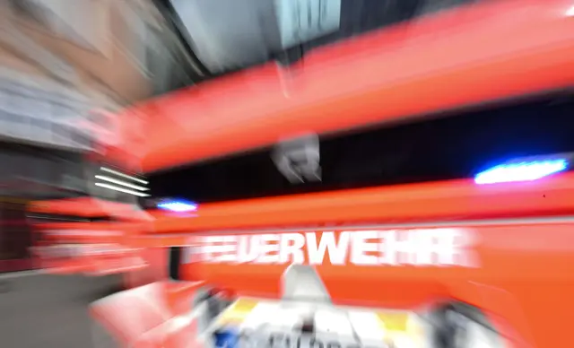 Die Löscharbeiten gestalteten sich schwierig. (Symbolbild) | Foto: Bernd Weißbrod/dpa