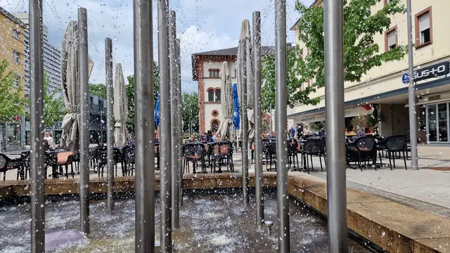 DJ Tony/B sorgt im Jubiläumsjahr "750 Jahre Kaiserslautern" bei den Lautrer Sommerabenden auf dem Schillerplatz für sommerliche Open-Air-Stimmung. | Foto: Ralf Vester