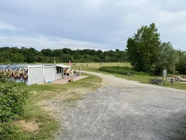 Der Parkplatz befindet sich gleich hinter der Böschung am Rande der Liegewiese. Zum Epplesee selbst sind es nur ein paar Schritte. | Foto: Thorsten Kornmann