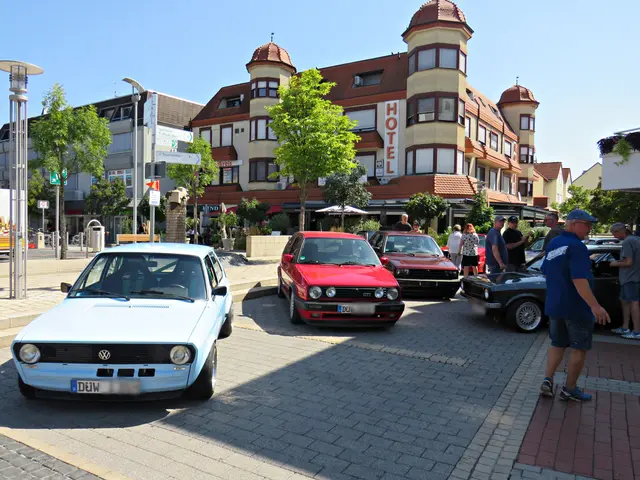 Vor dem Rathaus versammelten sich Young- und Oldtimer | Foto: Brigitte Melder