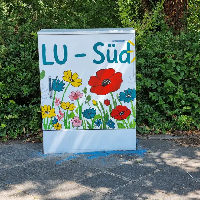 Der fertig gestaltete Verteilerkasten an der Ecke Böcklinstraße/Dürerstraße zeigt sich von allen Seiten farbenfroh. Das Blumenmotiv mit dem Schriftzug „LU-Süd“ entstand im Rahmen einer gemeinschaftlichen Gestaltungsaktion der Stadtfüchse LU-Süd/Mundenheim. | Foto: Stadtfüchse LU - Süd/Mundenheim