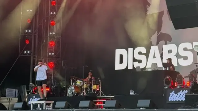Tausende Besucher feiern beim Auftritt von Disarstar am Freitagabend ausgelassen vor der Hauptbühne. | Foto: Thorsten Kornmann