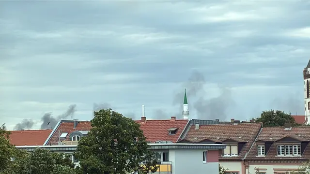 Feuerwehr und Polizei sind im Einsatz, Anwohner sollen Fenster und Türen geschlossen halten. | Foto: Privat