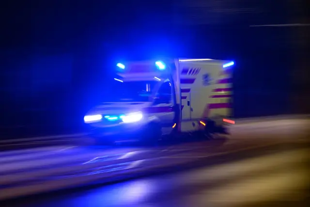 Der 18-Jährige wurde mit Stichverletzungen in ein Krankenhaus gebracht. (Symbolbild) | Foto: Robert Michael/dpa