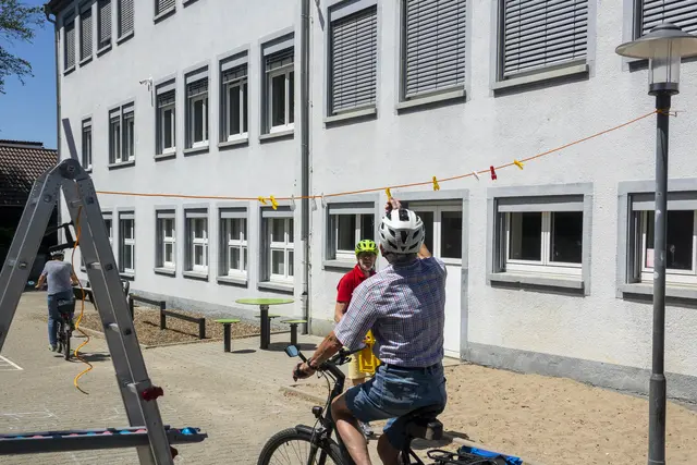 Einhändig fahren, Wäscheklammer abnehmen | Foto: Gerhard Öfner