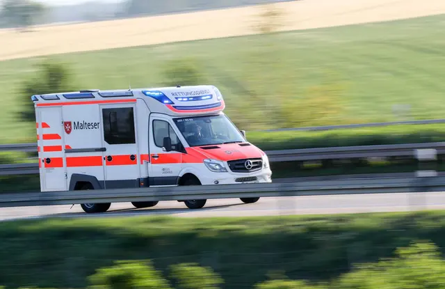 Schwer verletzt wurde der 70-Jährige in ein Krankenhaus gebracht. (Symbolbild) | Foto: Jan Woitas/dpa-Zentralbild/dpa