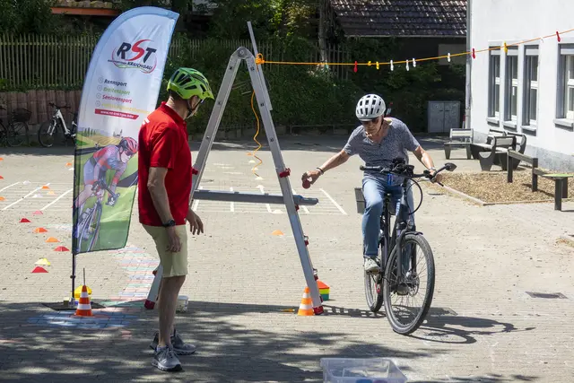 Einhändig fahren. Ball aufnehmen | Foto: Gerhard Öfner