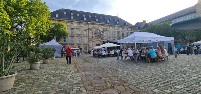 Die Sommerlounge ist gestartet, die ersten Gäste sind schon da. | Foto: MTC/mx