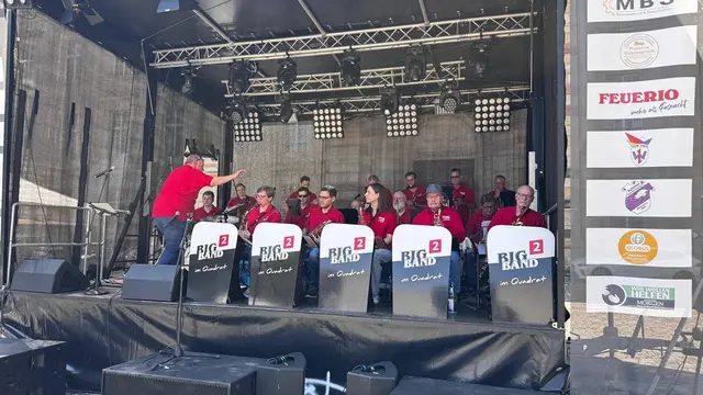 Die BigBand im Quadrat spielte beim Frühschoppen zu Weißwürste und Brezeln auf. | Foto: MTC/DiJ
