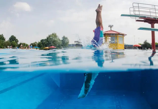 Kopfüber ins Glück - viele verbinden ihre Kindheit und Jugend mit dem Besuch im Freibad. (Archivbild)  | Foto: Jana Bauch/dpa/dpa-tmn