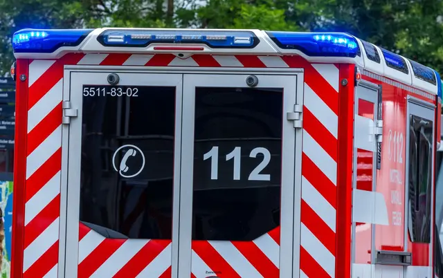 Sanitäter bringen die beiden Autofahrer in ein Krankenhaus. (Symbolbild) | Foto: Jens Büttner/dpa