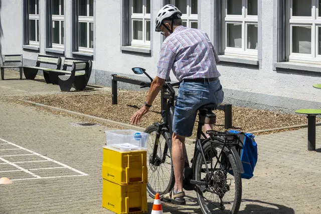 Einhändig fahren. Ball abgeben. | Foto: Gerhard Öfner
