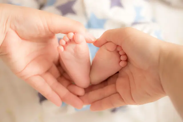 Der Babysitterkurs des DRK vermittelt Wissen rund um die Betreuung von Kindern und Erste Hilfe bei Kindernotfällen | Foto: もりひさ/stock.adobe.com