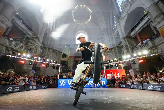 Sport im Rathaus: Die BMX-Fahrer hatten bei den Finals einen ganz besonderen Wettkampf.  | Foto: Robert Michael/dpa