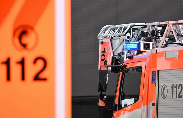 Bei einem Brand in Rottenburg sind drei Menschen verletzt worden. (Symbolbild) | Foto: Bernd Weißbrod/dpa