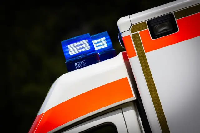Der Fahrer wurde lebensgefährlich verletzt. (Symbolbild) | Foto: Moritz Frankenberg/dpa