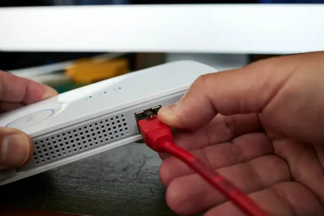 Wenn Videokonferenzen stocken oder Streaming ständig puffert, hilft ein Speedtest bei der Einordnung. Wichtig ist vor allem, so zu messen, dass WLAN und Nebenverbraucher das Ergebnis nicht verfälschen. | Foto: Ricardo/stock.adobe.com
