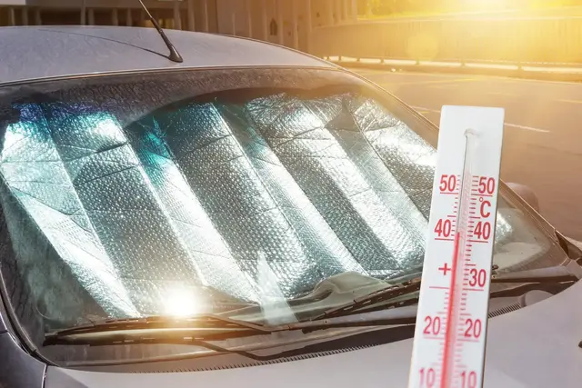 Sonnenschutzmatten an der Frontscheibe können verhindern, dass sich das Fahrzeuginnere bei sommerlichen Temperaturen zu stark aufheizt | Foto:  aapsky/stock.adobe.com