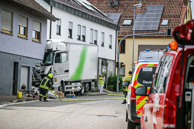 Aufgrund des schweren Unfalls wurde die Ortsdurchfahrt gesperrt. | Foto: Jason Tschepljakow/dpa