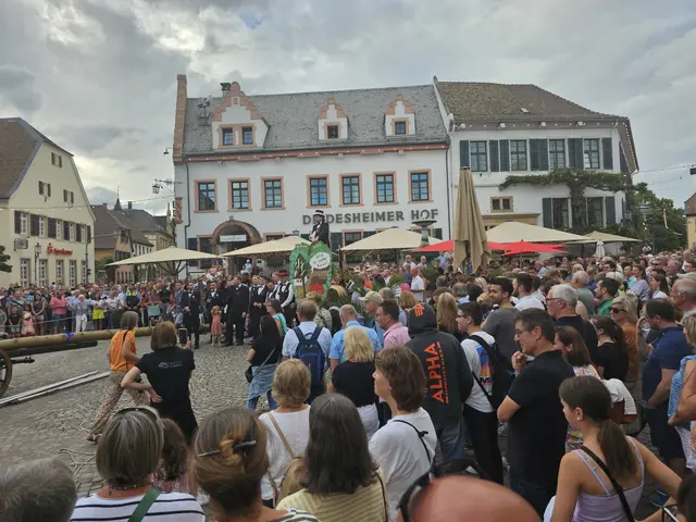 Traditioneller Auftakt der Deidesheimer Weinkerwe: Die Kerwebuwe stellen auf dem Marktplatz den Kerwebaum auf. | Foto: Eva Bender