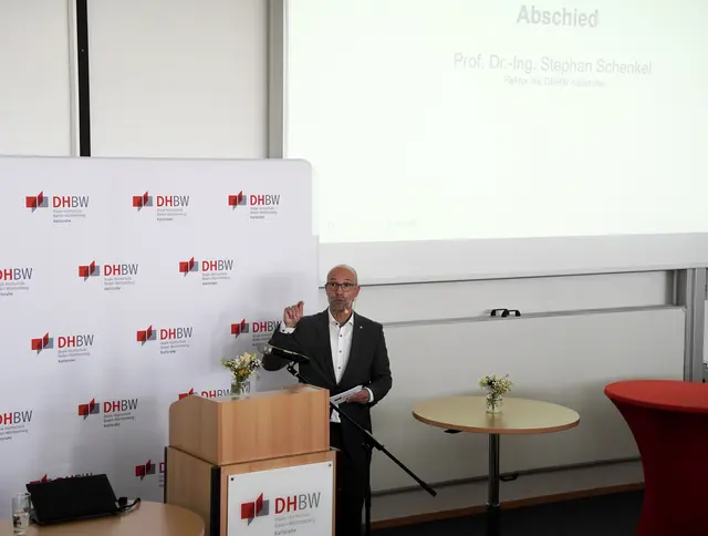 Rektor Prof. Dr.-Ing Stephan Schenkel verabschiedet sich beim Akademietag von der Hochschulgemeinschaft und ihren Partnern. | Foto: Bildrechte: DHBW KA//SON