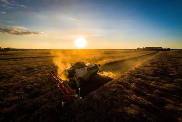 Erntezeit im Straßenverkehr: Auf dem Weg zu den Feldern fahren die großen landwirtschaftlichen Fahrzeugen auch über Landstraßen. | Foto: ADAC Hessen-Thüringen e.V.
