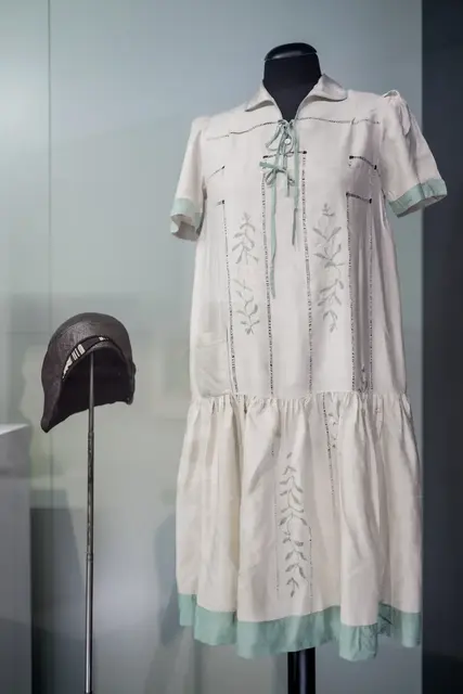 Ausstellungsansicht mit Sommerkleid, Mitte 1920er-Jahre, Seide mit Stickerei, aus Privatbesitz (Saarregion), Leihgabe Museum für Mode und Tracht, Nohfelden und Glockenhut, um 1928, Stroh, Seide, Metall, KulturGut Mannheim, Sammlung Wolfgang | Foto: Johannes-Maria Schlorke