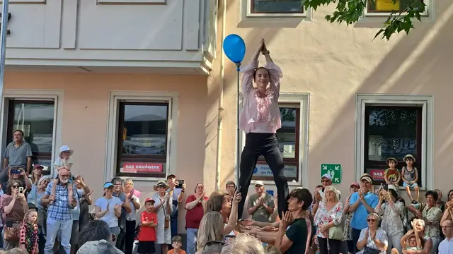 Das Finale: Anna Krazy steht auf den Händen von Zuschauern und lässt sich gleich rückwärts in deren Arme fallen | Foto: Monika Klein