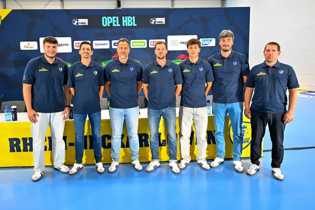 v.l.n.r.: Aron Seesing, Marius Steinhauser, Trainer Maik Machulla, Kentin Mahé, Niclas Mierzwa, Jacob Lassen und Löwen-Geschaeftsführer Holger Bachert. | Foto: Ruffler/PIX-Sportfotos