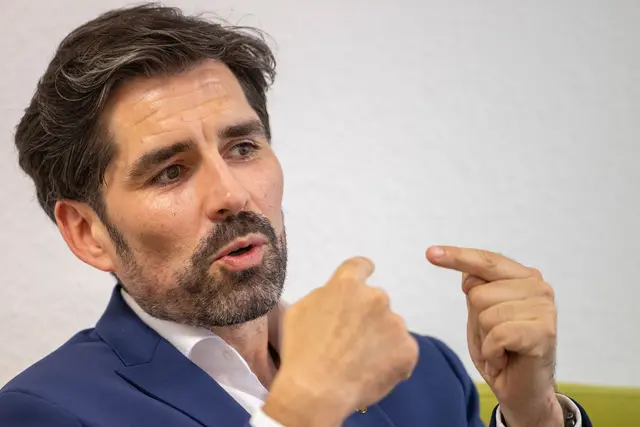Sven Teuber (SPD) ist Kommunalminister. Viele Kommunen haben Probleme beim Aufstellen ihrer Haushalte.  | Foto: Helmut Fricke/dpa