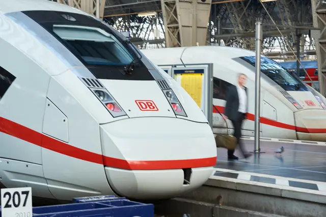 Bei extremer Hitze sollen im Saarland und bundesweit vorübergehend weniger Züge fahren, damit der Bahnverkehr stabiler bleibt. Die Deutsche Bahn setzt dafür ab Mittwoch beziehungsweise Donnerstag eine neue Hitzeregel in Kraft. | Foto: Deutsche Bahn AG / Stefan Wildhirt