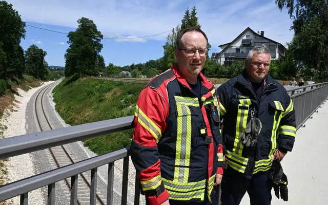 Die beiden Feuerwehrleute waren beim Zugunglück in Riedlingen im Einsatz.  | Foto: Bernd Weißbrod/dpa