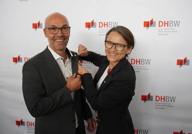 Als Zeichen der Anerkennung für seine Verdienste um die DHBW Karlsruhe verleiht die Präsidentin der Dualen Hochschule Baden-Württemberg, Prof. Dr. Martina Klärle, Prof. Dr.-Ing. Stephan Schenkel die Ehrennadel der DHBW.  | Foto: Bildrechte: DHBW KA//SON