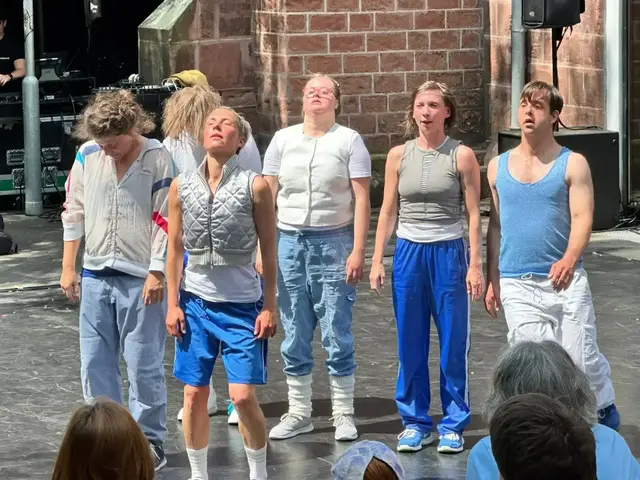 Im Innenhof der Stiftskirche: Musik, Tanz und Artistik machen die Innenstadt von Kaiserslautern drei Tage lang zum Treffpunkt für Kulturfans | Foto: Annette Paschen/gratis