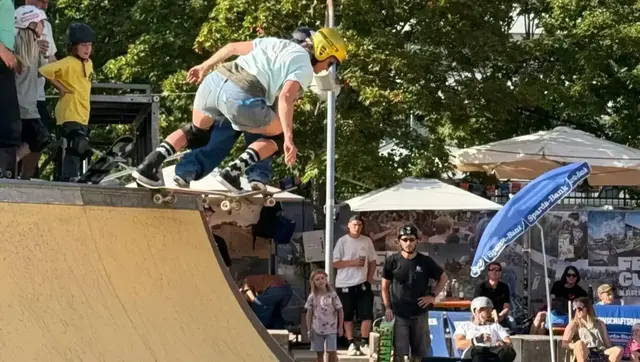 Skateboarder nutzen die frühen Abendstunden für ihre Tricks und sorgen neben den Konzerten für zusätzliche Action auf dem Gelände. | Foto: Thorsten Kornmann