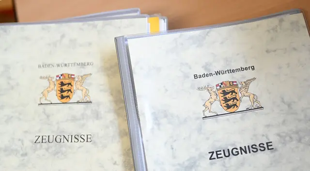 Einige Abiturzeugnisse im Südwesten müssen wegen eines Softwarefehlers korrigiert werden. (Symbolbild) | Foto: Bernd Weißbrod/dpa