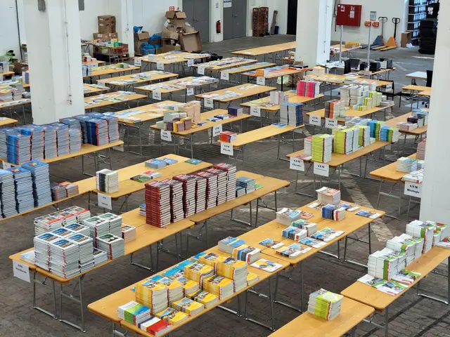 Eltern und Kinder holen die Schulbücher für das neue Schuljahr an der zentralen Ausgabestelle ab. | Foto: Stadt Pirmasens