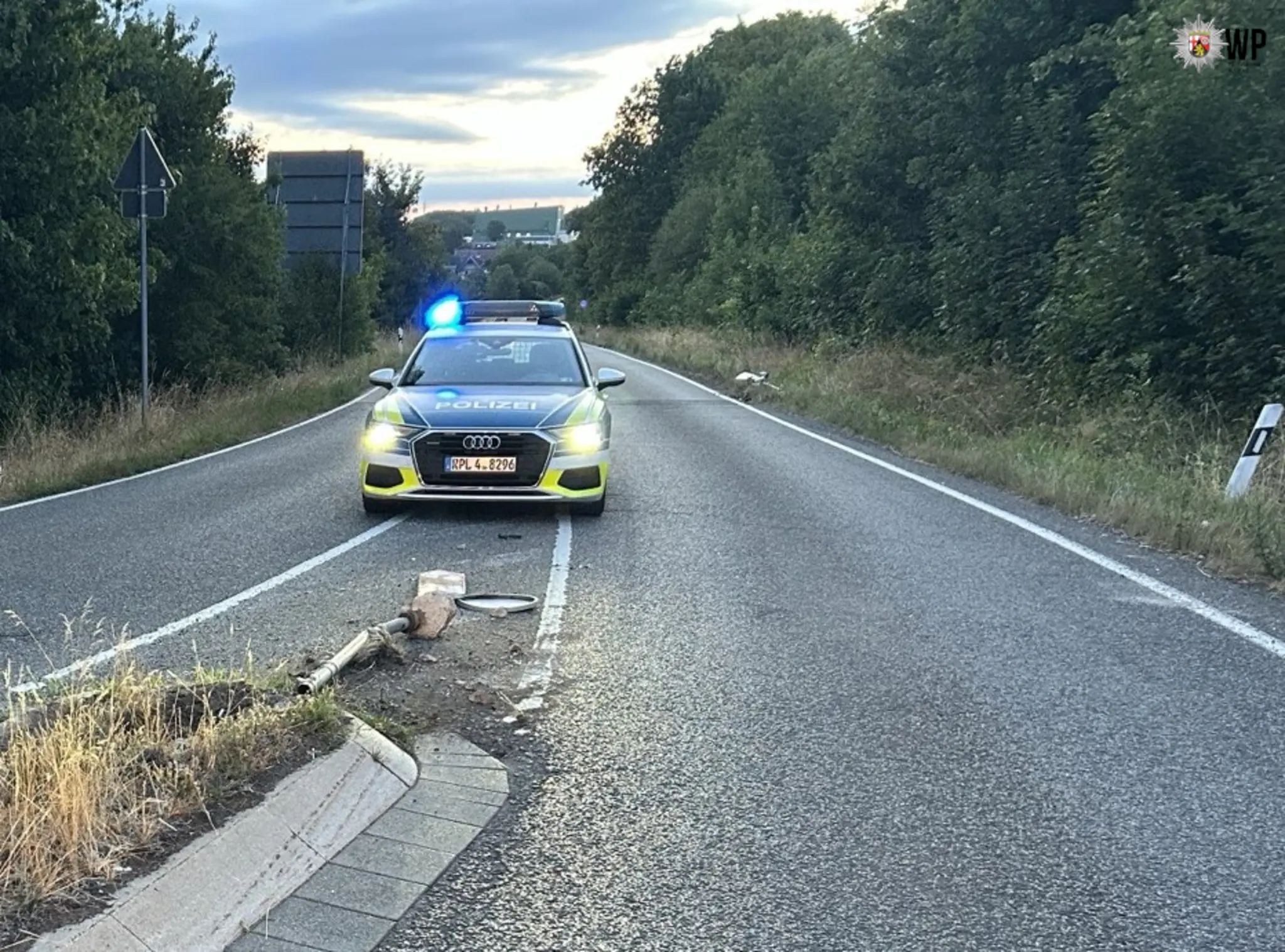 Tr-mmer-auf-Fahrbahn-entdeckt-Fahrer-fl-chtet-nach-Schilder-Crash