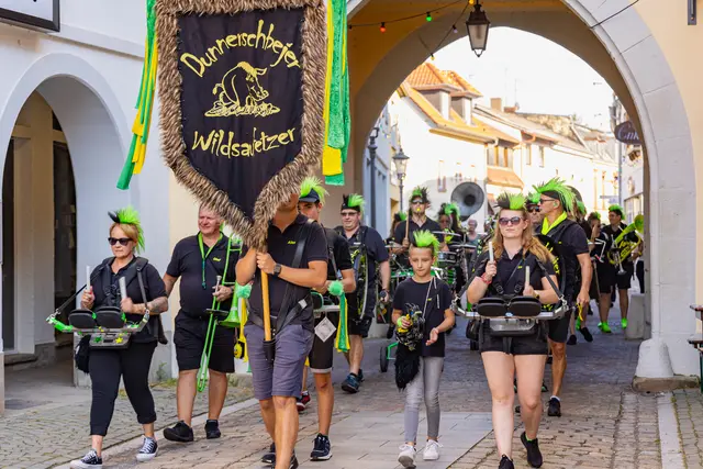 Die "Dunnerschbejer Wildsaufetzer" sorgen stets für Stimmung in den Gassen | Foto: Donnersberg-Touristik-Verband/gratis