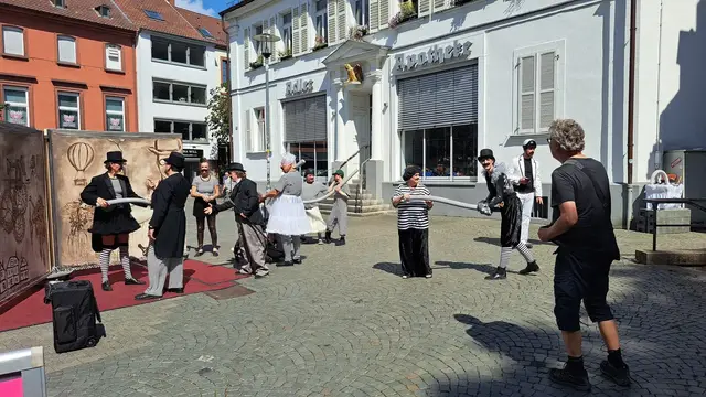 Das Art Obscura Theater hat für seine Performance eine drehbare Kulisse mitgebracht – Spielfreudeund neue Perspektiven sind garantiert  | Foto: Monika Klein
