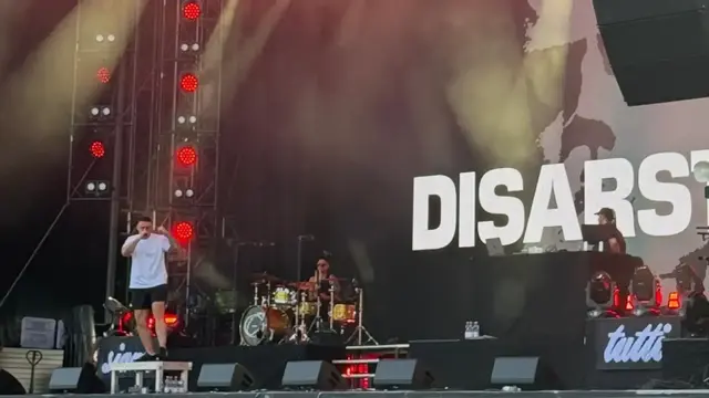 Tausende Besucher feiern beim Auftritt von Disarstar am Freitagabend ausgelassen vor der Hauptbühne. | Foto: Thorsten Kornmann