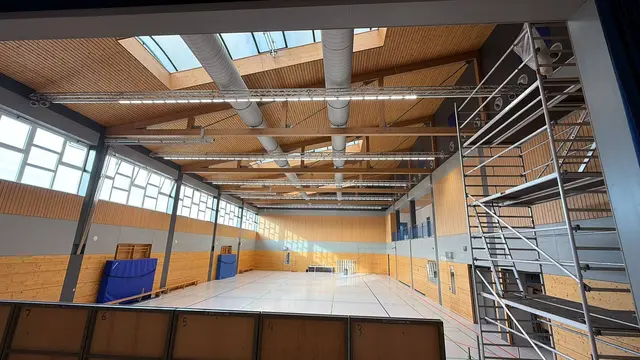 Die neue LED-Beleuchtung im Hallen- und Bühnenbereich ist stufenlos dimmbar und ermöglicht bedarfsgerechte Beleuchtungsszenarien für Schule, Vereine und Veranstaltungen | Foto: IET Jung, TJ