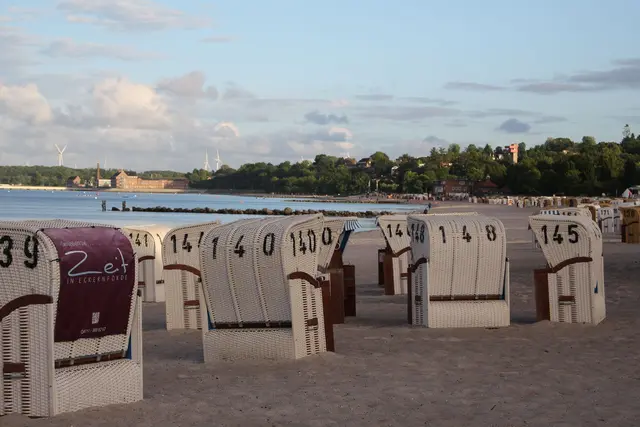Am Strand von Eckernförde (Schleswig-Holstein) gibt es auch Schlafstrandkörbe - wie in vielen anderen Orten an Ostsee- und Nordseeküste auch. | Foto: Ricarda Dieckmann/dpa-mag