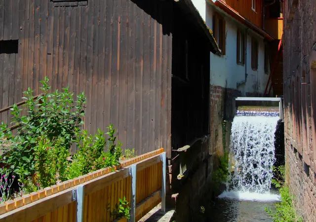 Die Wasserseite der Wappenschmiede. Der Charakteristische Wasserabsturz - ehemals waren fünf Wasserräder in Betrieb! - besteht nunmehr seit über 230 Jahren. | Foto: Benno Münch