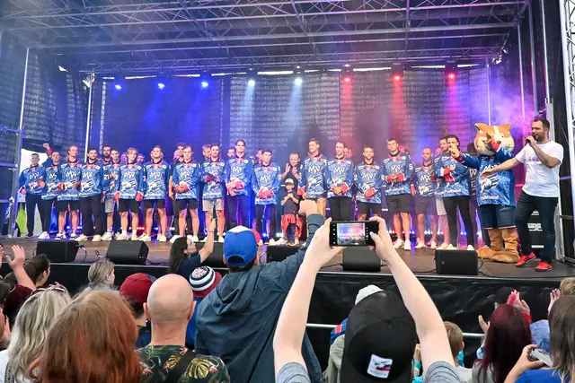 So sah es bei der BABIT 2025 der Adler Mannheim auf der Bühne aus.  | Foto: Ruffler/PIX-Sportfotos