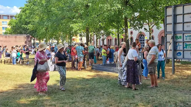 Etliche Besucher verteilen sich in der Innenstadt. Bei sommerlichen Temperaturen sind die Schattenplätze auf der Theaterwiese begehrt | Foto: Monika Klein