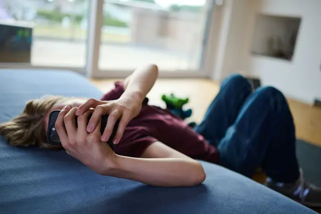 Risiken von Social-Media-Trends: Viele Kinder nehmen aus sozialem Druck an gefährlichen Challenges teil. | Foto: Annette Riedl/dpa/dpa-mag