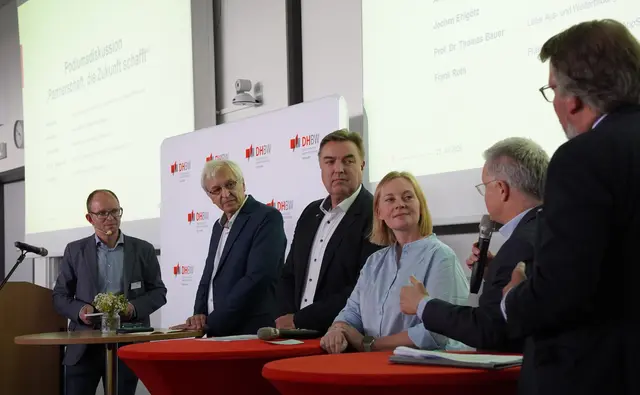 Die Podiumsdiskussion des Akademietags 2026 brachte Vertreter*innen aus Wirtschaft, Wissenschaft und Hochschule zusammen, um Perspektiven für die Zukunft der DHBW Karlsruhe zu erörtern. (v.l.: René Stephan, Jochen Ehlgötz, Frank Roth, Martina Rebel, Prof. Dr. Thomas Bauer, Andre P.H. Müller) | Foto: Bildrechte: DHBW KA//SON